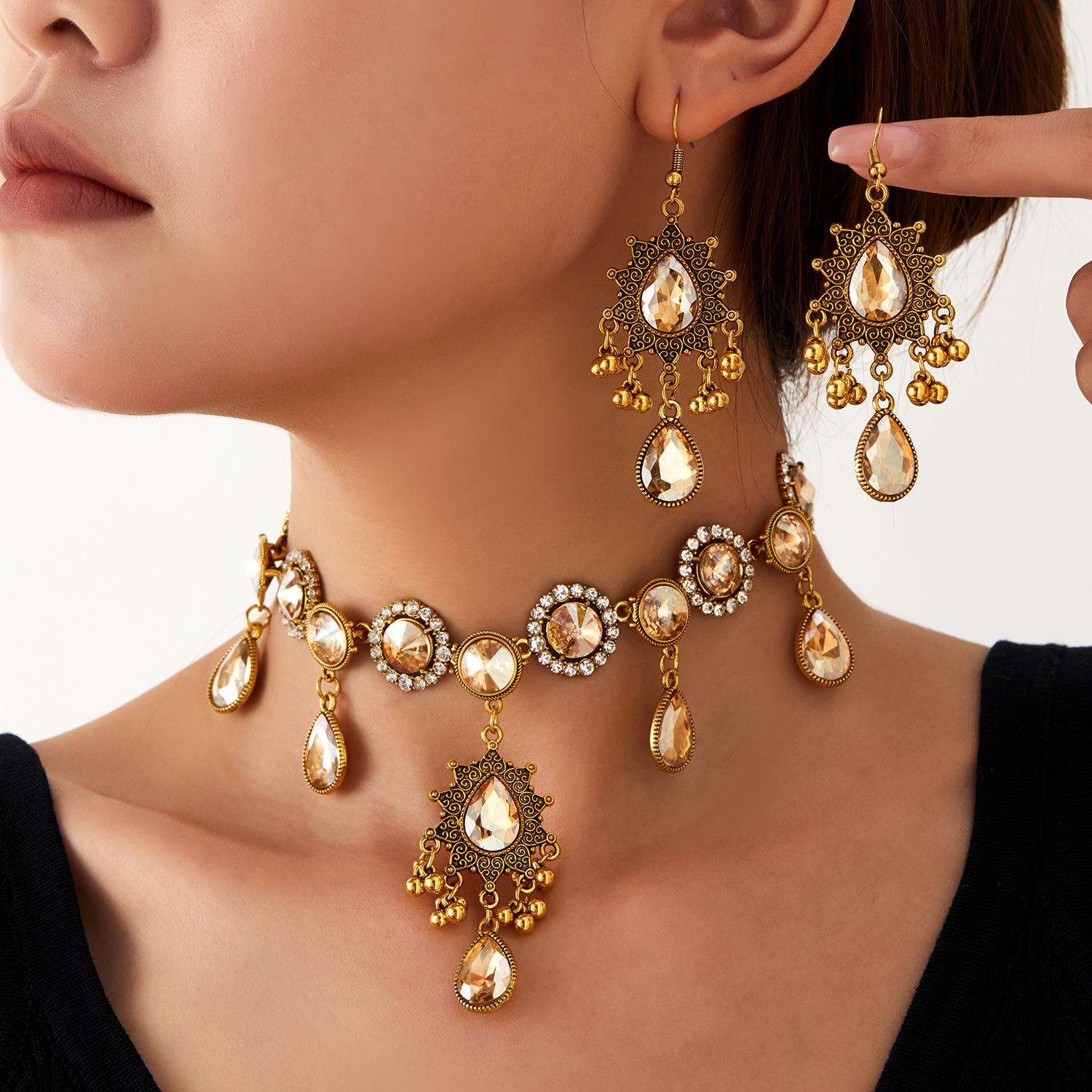 

Bohemian Vintage Two - Piece Jewelry Set: Necklace and Earrings with Tassel Geometric Design шампанського