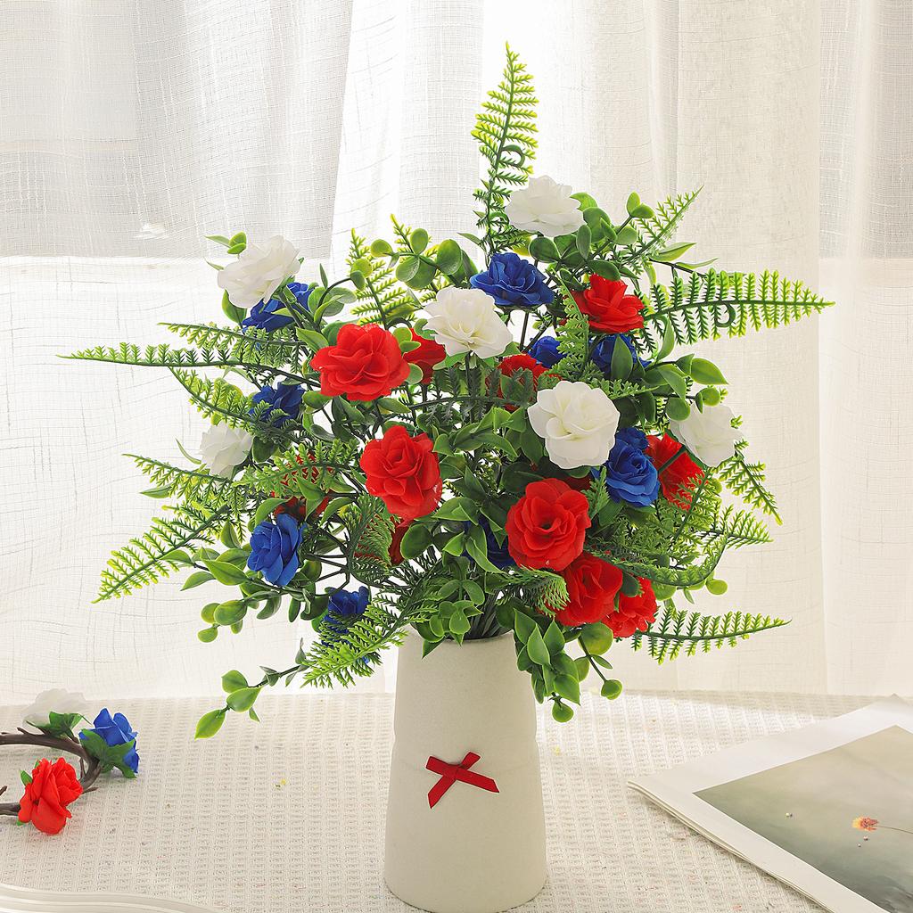 Patriotischer Rot-Blauer Künstlicher Rosenstrauß 3 Stück für Unabhängigkeitstag Party Dekoration Farn Arrangement