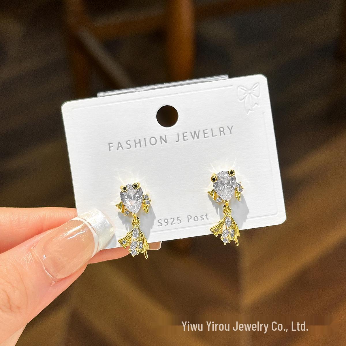 Элегантные серьги-пусеты с цирконом в виде карпа кои: Французский ретро-дизайн с мотивом золотой рыбки для женщин