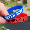 Modisches motivierendes Silikon-Armband 'Never Give Up' mit farbigem Schriftzug, inspirierendes Armband, elastisches Sport-Gummiarmband, Geschenke