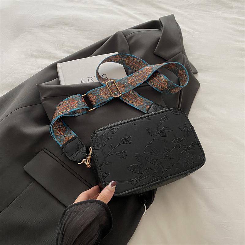 

Large capacity bag for women s autumn and winter versatile new retro single shoulder armpit bag for work commuting pillow bag чёрный