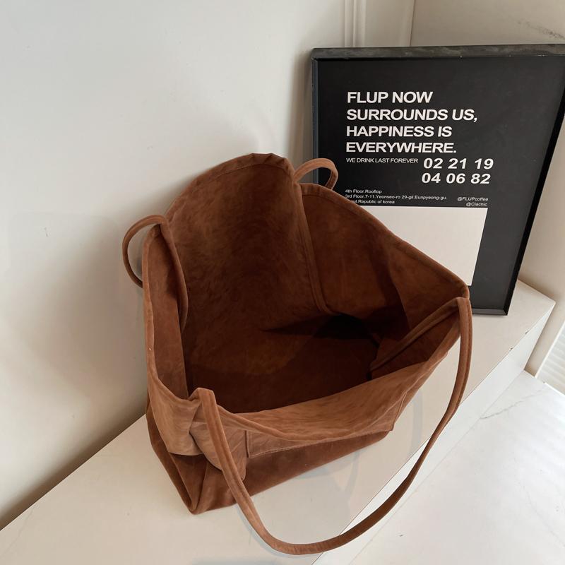 Женская сумка через плечо большой емкости — фото 9