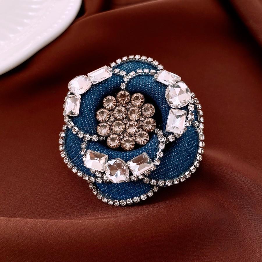 Średniowieczna Vintage Broszka z Kontrastującą Pszczołą Inkrustowana Diamentami Retro Lekki Luksus High-endowa Korsaż Wykwintne Wszechstronne Dodatki Kobiety