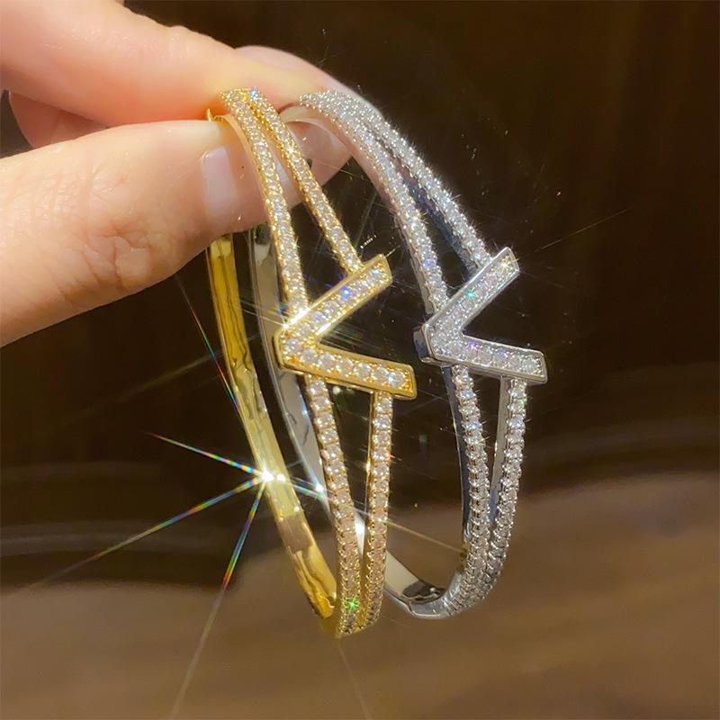 18K Gold Plated Zircon Oval Textured Bangle - Luxury High-End Bracelet for Fashion and Commuting