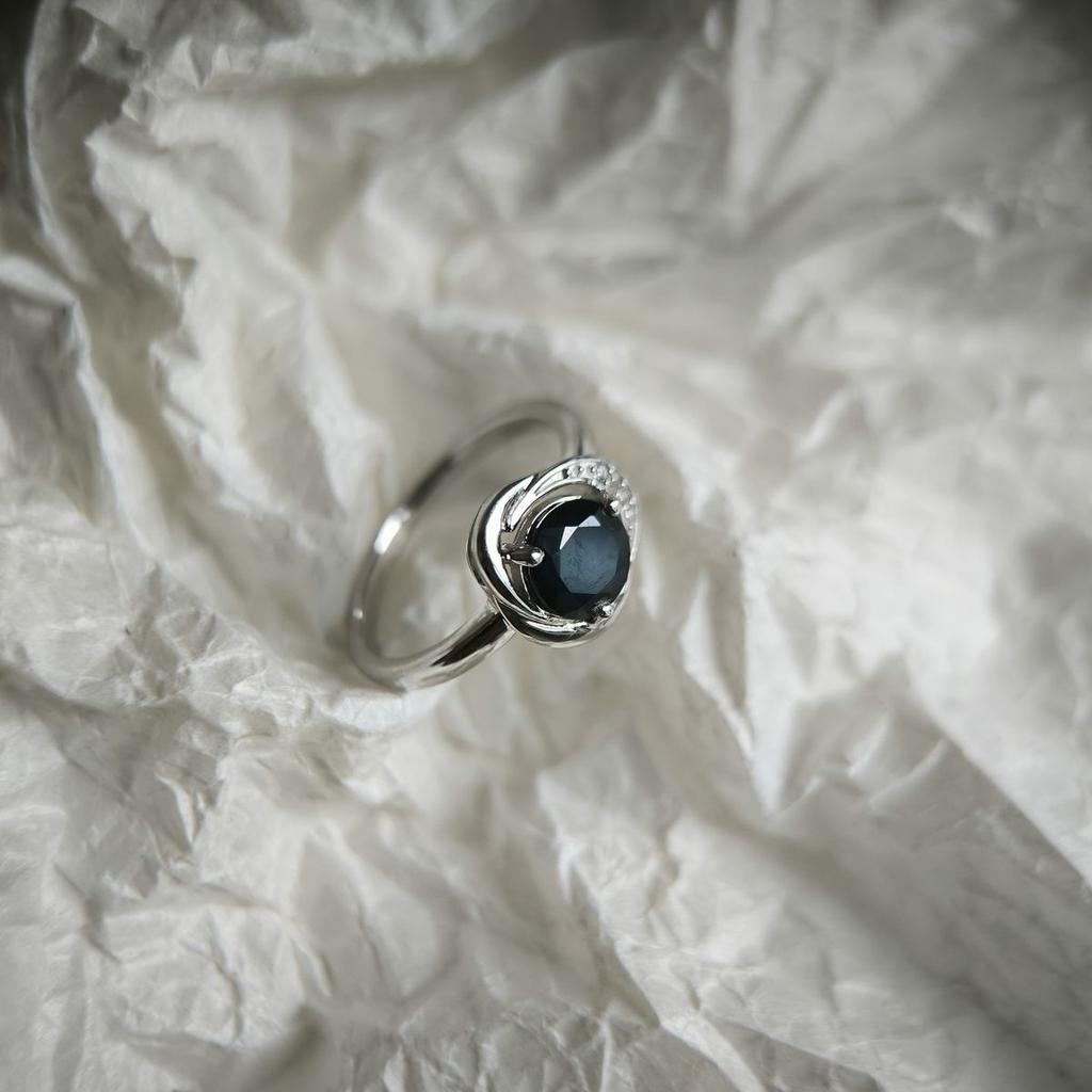 Серебряное кольцо с натуральным сапфиром 1.836ct, фианитами, вес изделия 3,07 гр (2178729)