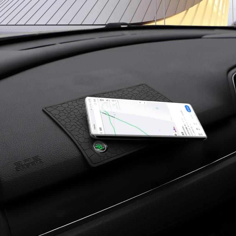 1 Stück Auto Logo Anti-Rutsch-Matte Innenraum Armaturenbrett Zubehör für Skoda Octavia Kodiaq Enyaq iV Kamiq Superb Fabia Rapid Vision RS