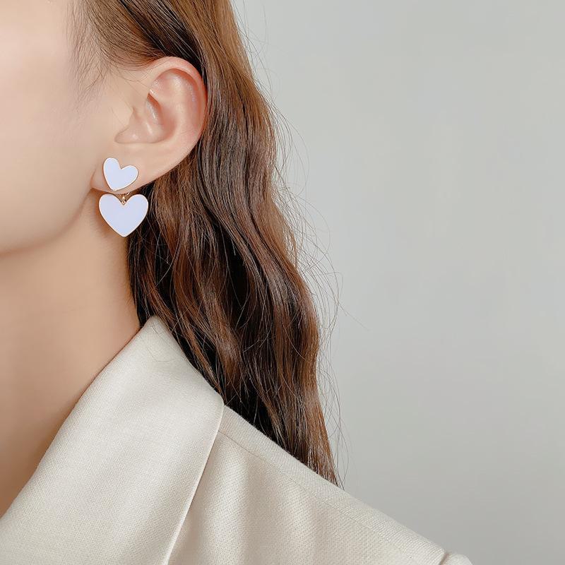 

Серьги-гвоздики с двумя сердечками молочно-белого цвета из серебра 925 пробы — универсальная корейская мода с возможностью ношения двумя способами. белый