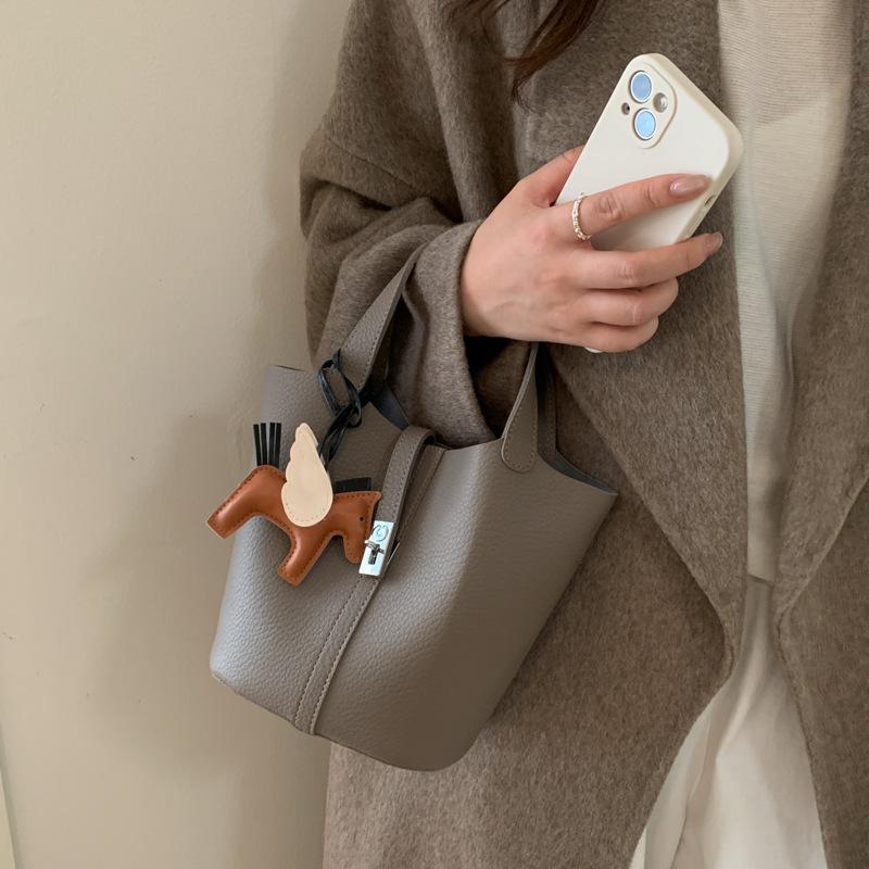 This Year's Popular Small Bags for Women's Autumn and Winter 2025 New Children and Mothers Shoulder Messenger Bags Retro Portable Bucket Bags