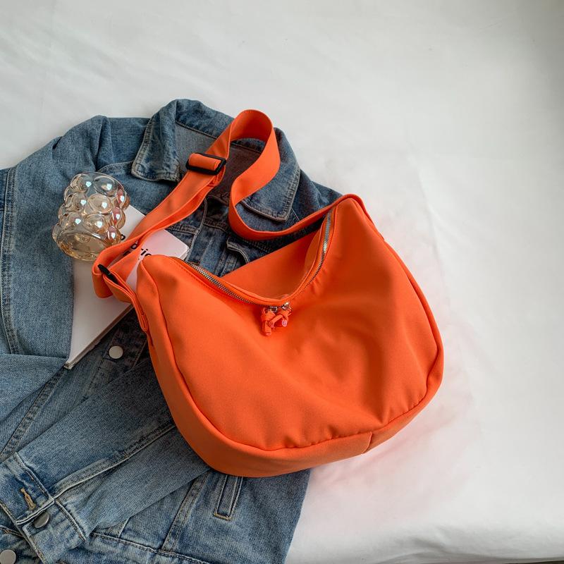 Leisure bag 2025 is popular this year. Small foreign style, fresh and large-capacity bags are popular. Women's shoulder underarm bags are simple and 