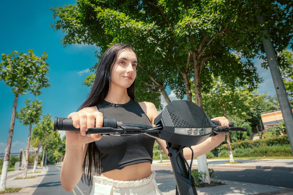 Kukirin G2 Electric Scooter 800W Motor Range 55 KM 48V 15AH 10 Inch Tires 7-light Safety System E-Scooter
