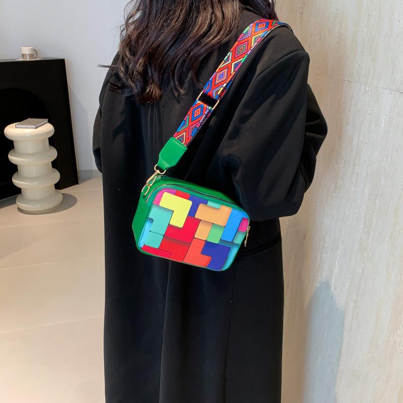 Tegoroczna popularna modna mała świeża torba dojazdowa w stylu zagranicznym 2024 lato nowa moda retro listonoszka mała kwadratowa torba damska