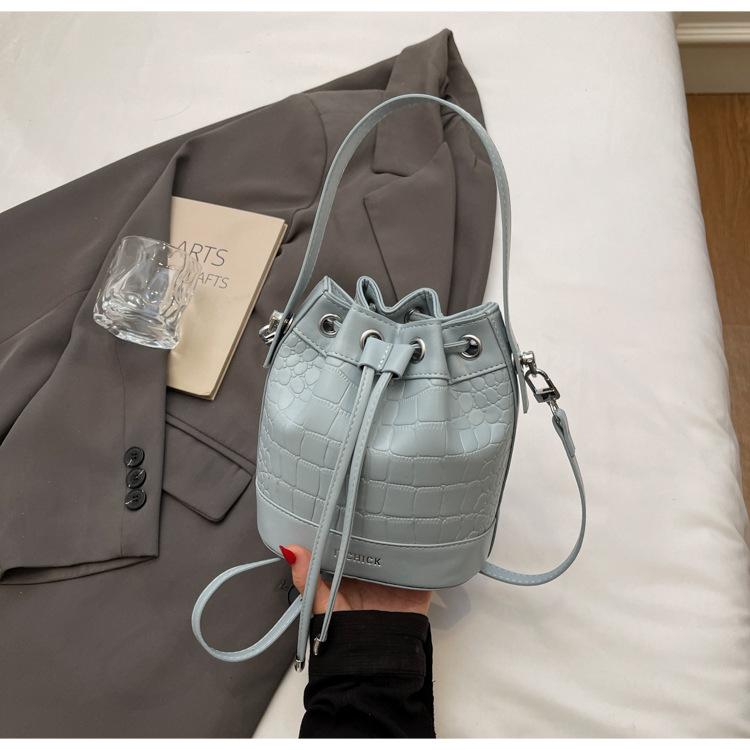 

Retro foreign style bag women s 2025 summer new portable bucket bag fashionable versatile stone pattern messenger shoulder bag синий