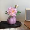 Lila Pfingstrose Künstliche Blume in Hochwertiger Keramikvase für Luxuriöses Wohnzimmer oder Nachttischdekoration.