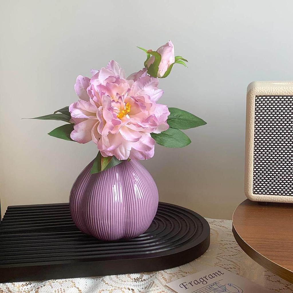 Lila Pfingstrose Künstliche Blume in Hochwertiger Keramikvase für Luxuriöses Wohnzimmer oder Nachttischdekoration.