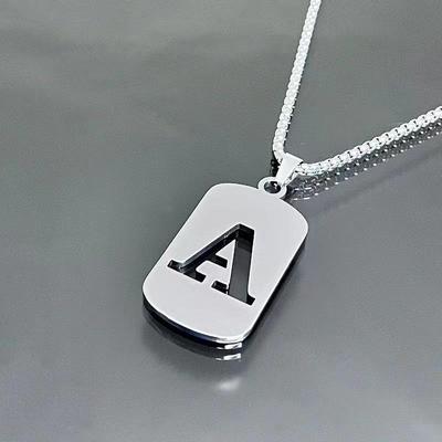 Collana in acciaio al titanio con 26 lettere: Accessorio unisex per studenti e coppie - Design minimalista e alla moda
