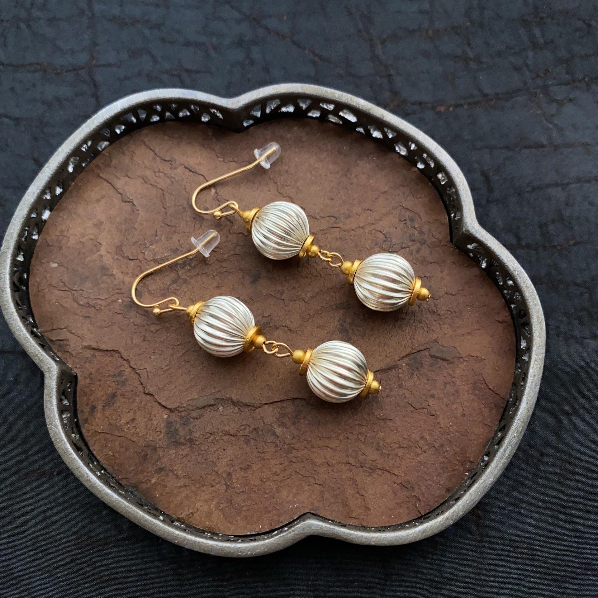 Long Temperament Exaggerated Earrings Hollow Niche Design Elegant Atmosphere Earrings Retro Size Gold Bead Stud Earrings