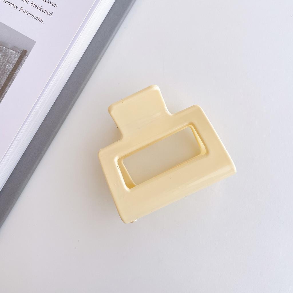 Beautifully Plastic Crafted Hair Claw Clips With Elegant Shapes And Vibrant Colors For Every Hairstyle Needs