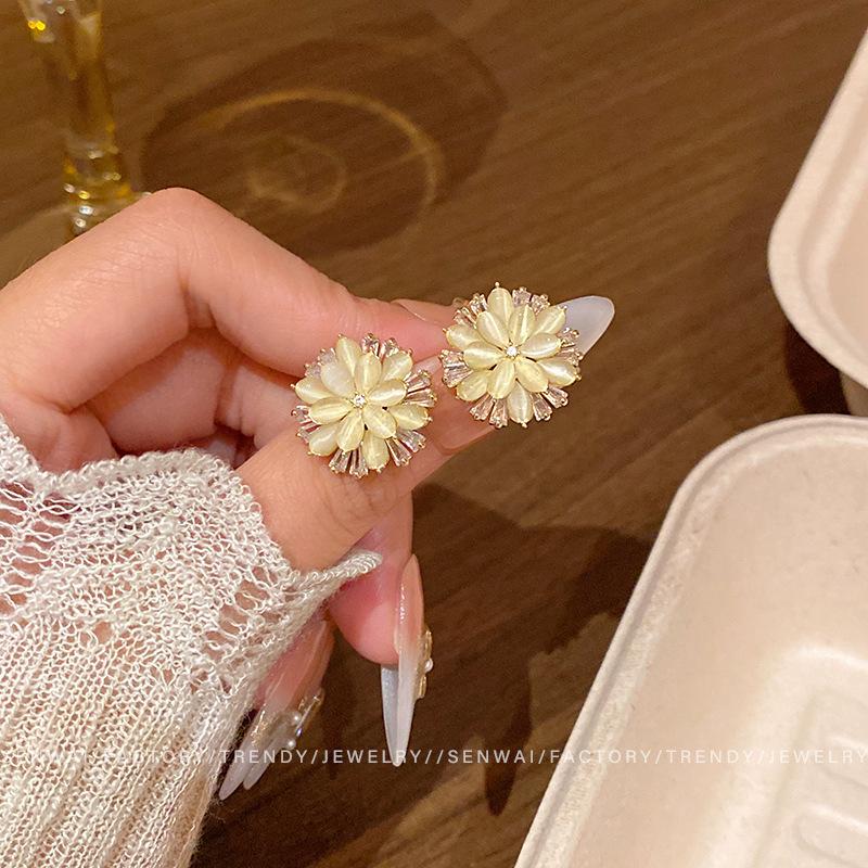 Korean version of light luxury zir*****pal flower earrings women s exquisite high-end stud earrings retro temperament ear jewelry