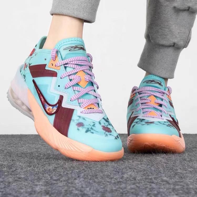Mimi Plange x Nike LeBron 18 Low GS Daughters Chaussures pour Enfants Bleu Psychic-Blue Violet-Shock DN4177-400