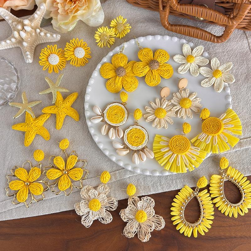 Cute Handmade Woven Sunflower Clip Earrings Raffia Flower Ear Clip for Women Beach Vacation Jewelry Gift Accessories Gifts