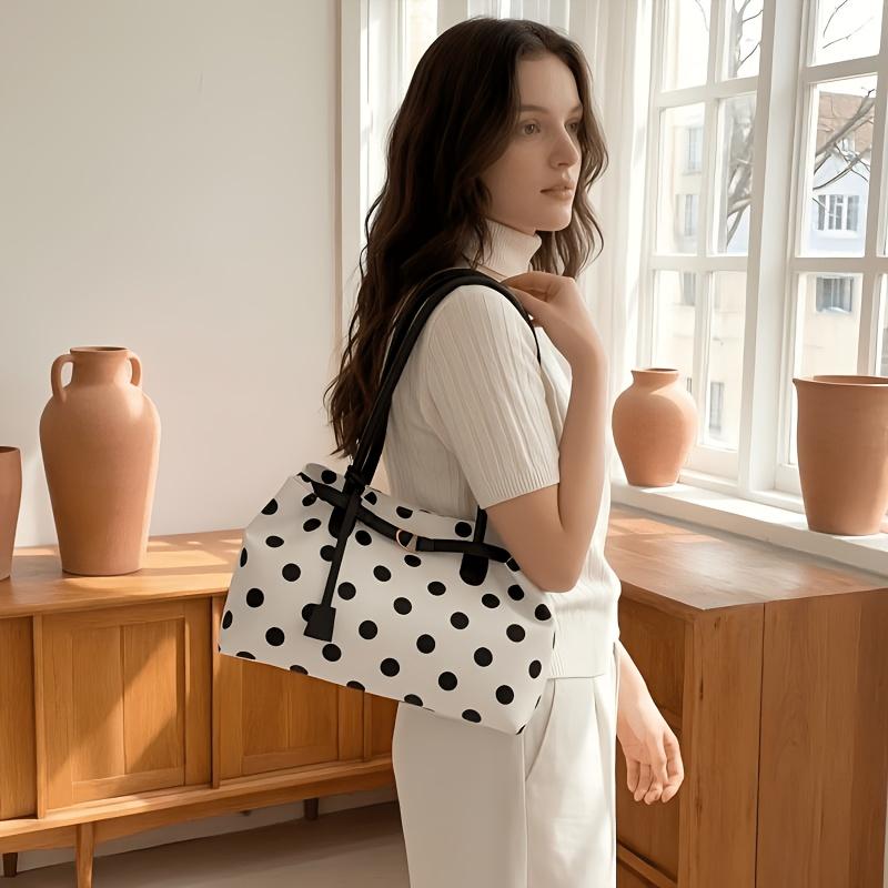 Diese vielseitige Polka-Dot-Tragetasche ist eine schlichte, lässige und geräumige Umhängetasche, perfekt für den Weg zur Arbeit und ein unverzichtbares Alltagsaccessoire.