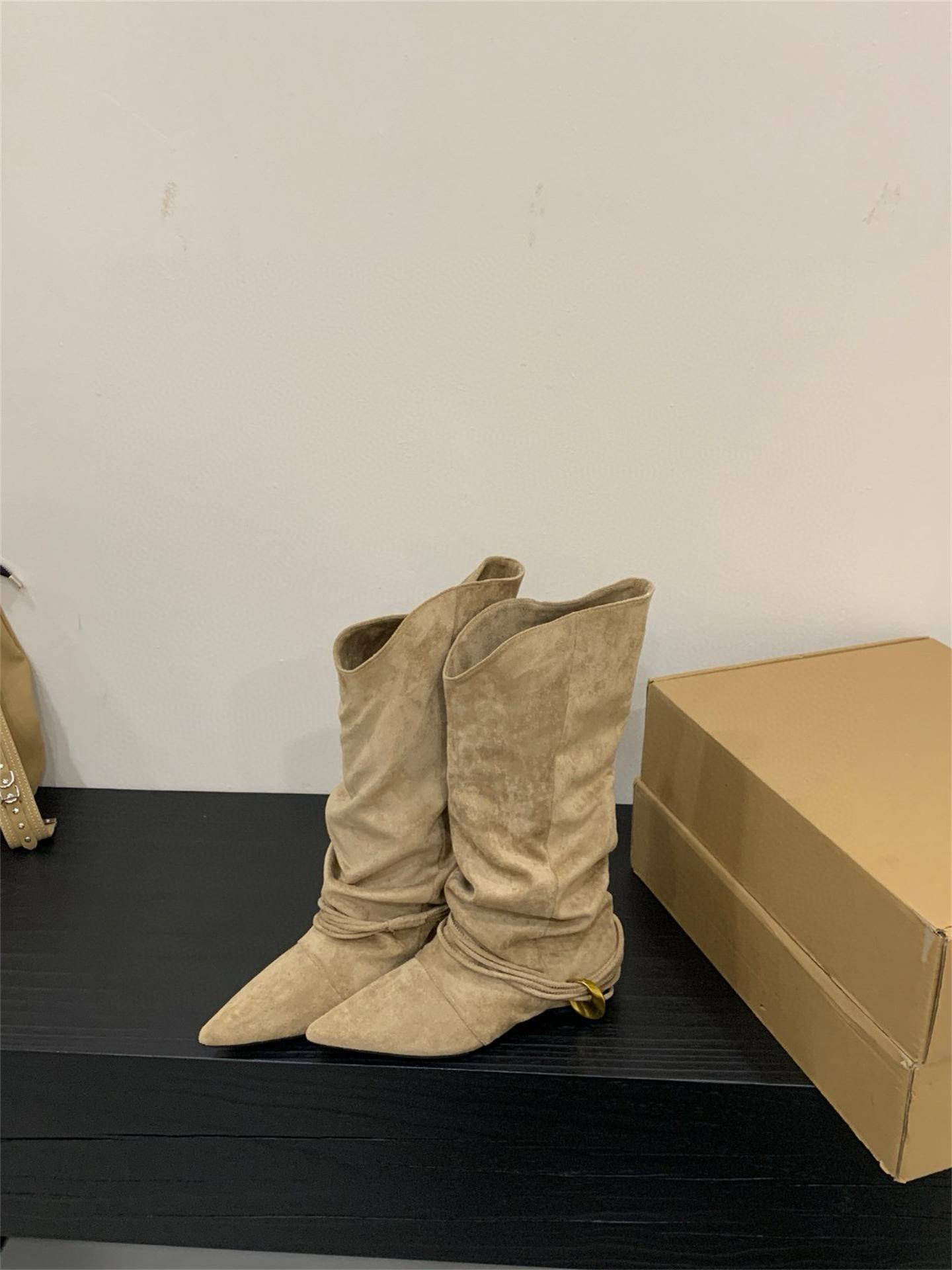 

Ботинки на танкетке коричневого цвета с мехом, женские ботинки 2025 осень-зима, замшевые остроносые облегающие сапоги средней длины, сапоги-рыцари 39