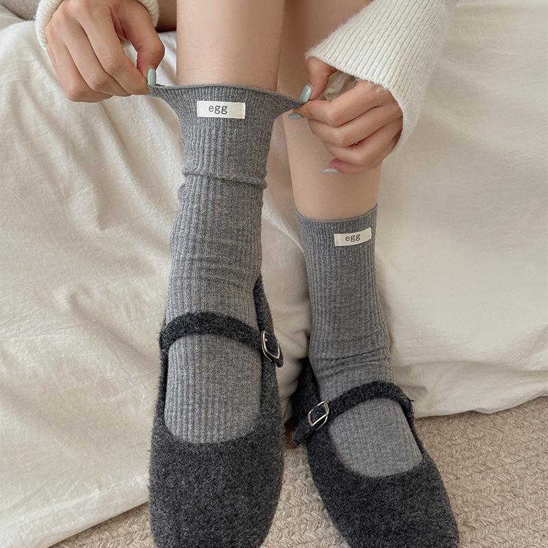 Retro Solid Color Fabric Label Mid-Calf Seamless Toe Women's Socks for Autumn and Winter