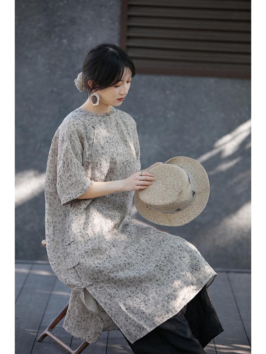 

Autumn Floral Linen Qipao: Women s Retro Plum Print, Round Neck, Short Sleeve, Diagonal Closure. L