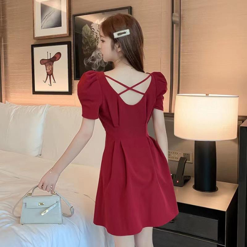 

Осторожно с красным платьем без спинки с квадратным вырезом и пышными рукавами, женская талия и тонкий темперамент, укорачивающая возраст юбка S