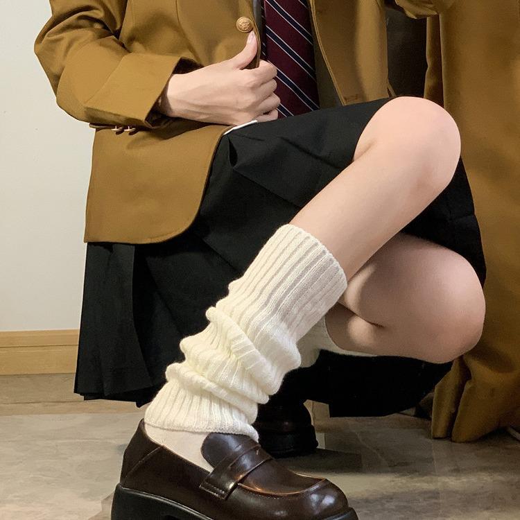 Trendy Pletené Zimní Ponožky: Styly s volným svrškem, lýtkové a nadkolenní