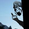 Peek A Boo Pokazywanie środkowego palca Metalowy znak Znaki Bigfoot Znaki Orangutana Podglądające zwierzę Sztuka ścienna Ornament Środkowy palec Podglądające znaki
