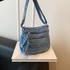 Vasket denim crossbody-veske for kvinner, liten casual skulderveske med flere glidelåser og stjernepigger