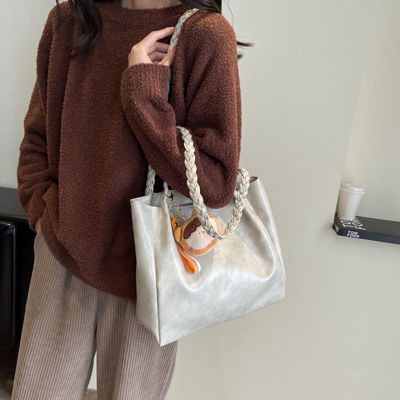 Trendy Fashionable Shoulder Bag For Women In Chic Colors Ideal For Commute And Casual Outings
