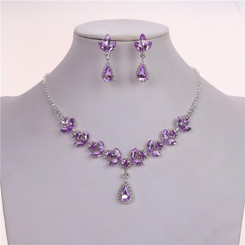

Trendy Rhinestone Luxury Necklace Earrings Set Wearing Skirt Wearing Camellia