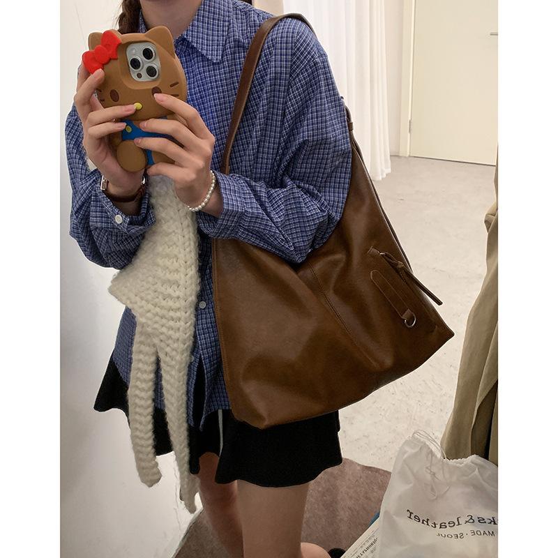 

Autumn and winter retro large-capacity bag women s underarm bag 2025 new soft-sided tote bag wide shoulder strap single shoulder messenger bag коричневый