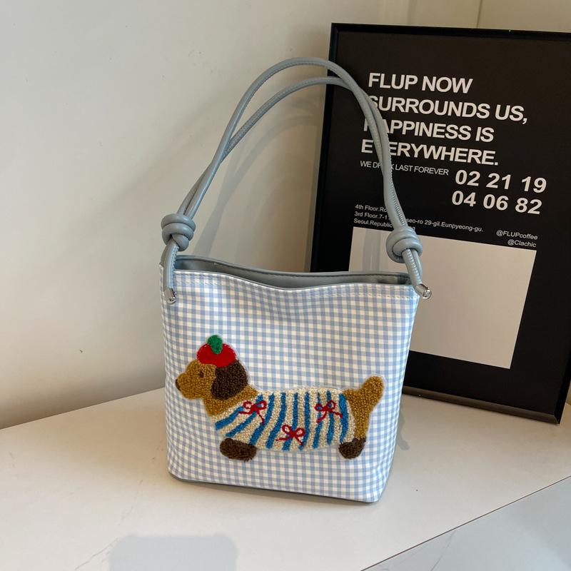 

Милая холщовая сумка-ведро с изображением щенка, модная универсальная клетчатая сумка на плечо, корейская нишевая мультяшная переносная сумка подмышкой 24*10*21