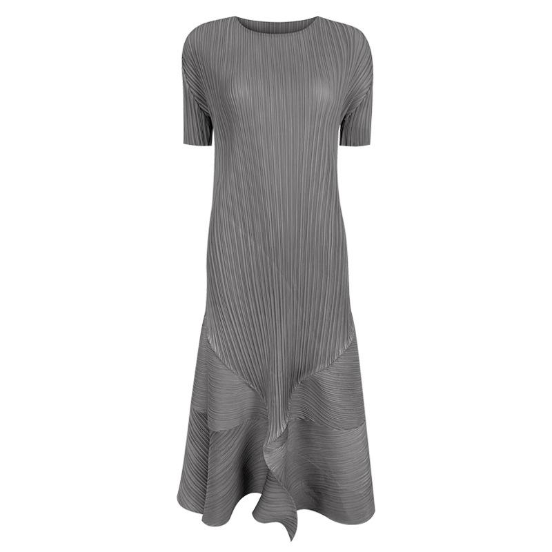 

Платье с асимметричной плиссировкой, подчеркивающее талию, 2025: Короткий рукав, круглый вырез, средней длины One Size серый