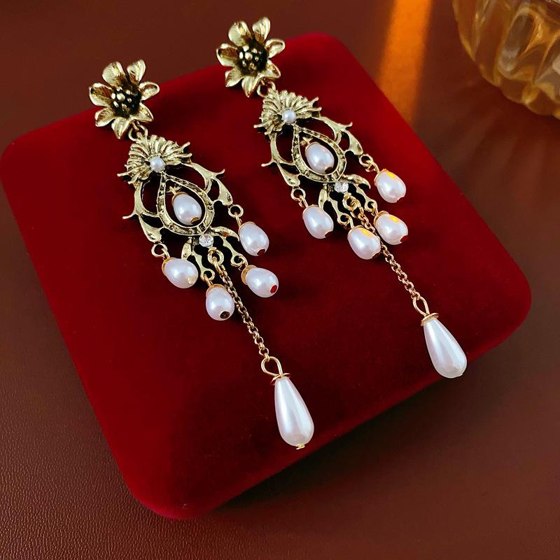 Vintage Rhinestone Pearl Flower Stud Earrings - Elegant, Versatile, High-End Design.