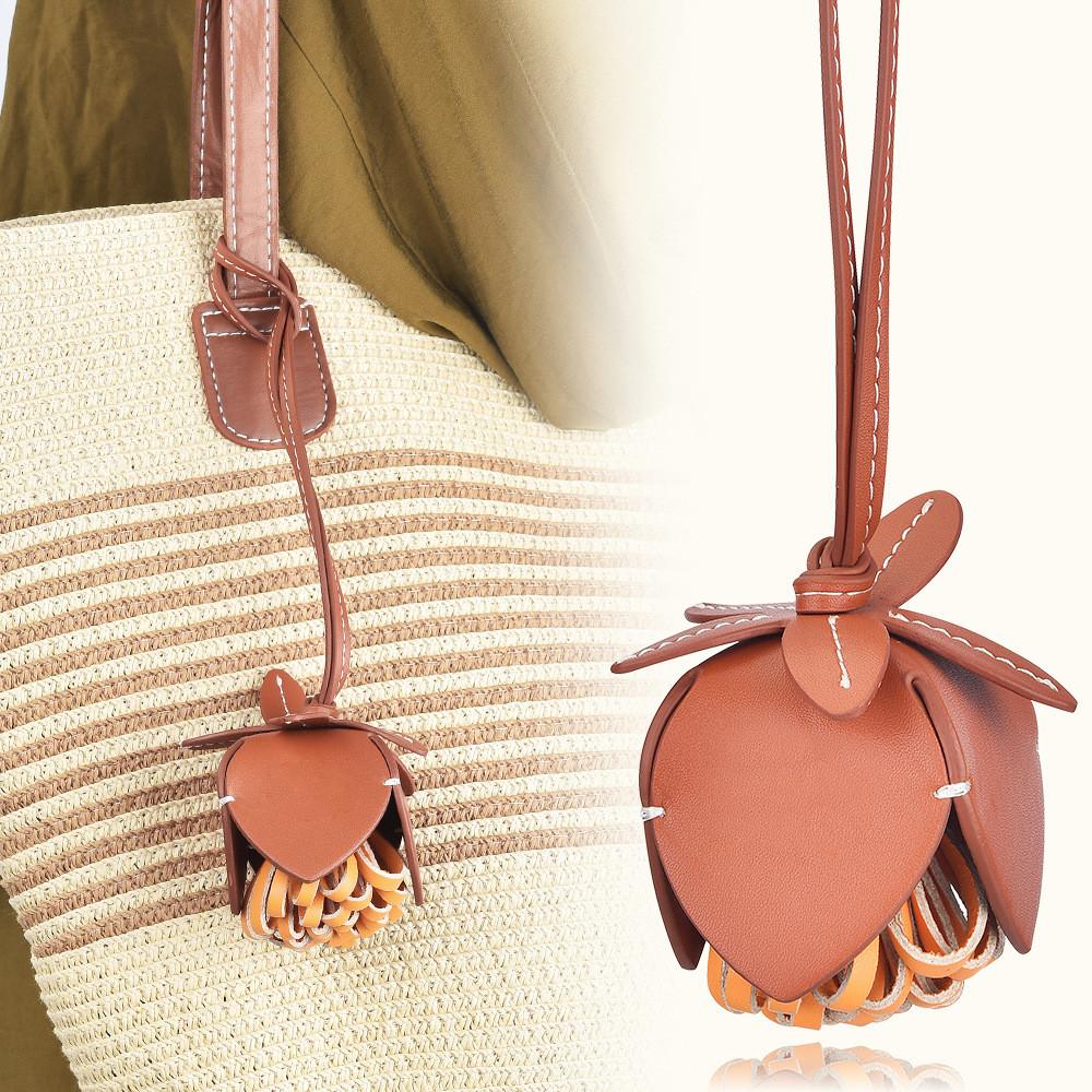 Blumiger Taschenanhänger Schlüsselanhänger mit geflochtenem Leder für Damen Accessoires