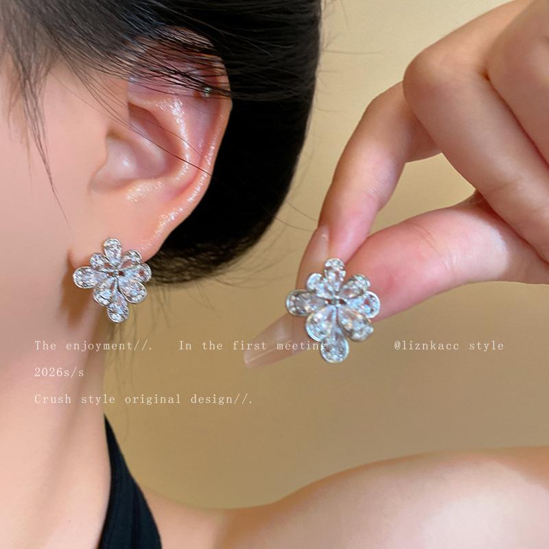 High-end Korean super fairy zircon flower stud earrings female Korean niche high-end earrings versatile electroplating temperament earrings