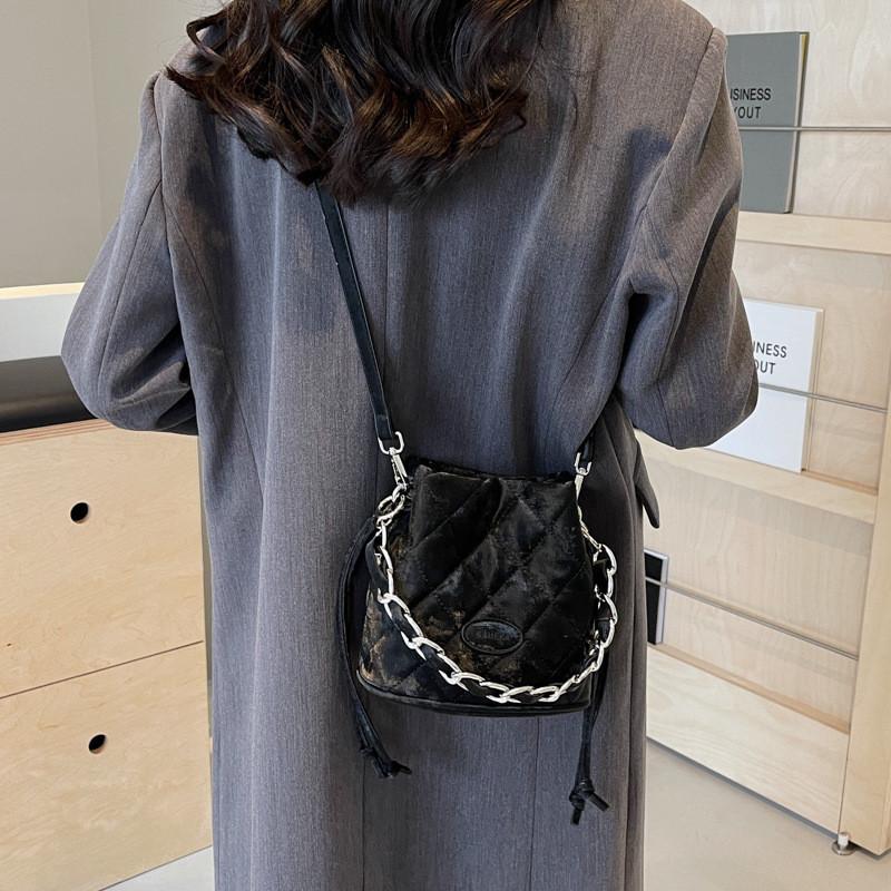 Trendy Women s Bag 2023 Urban Chic Shoulder Crossbody Bag With Diamond Chain чёрный