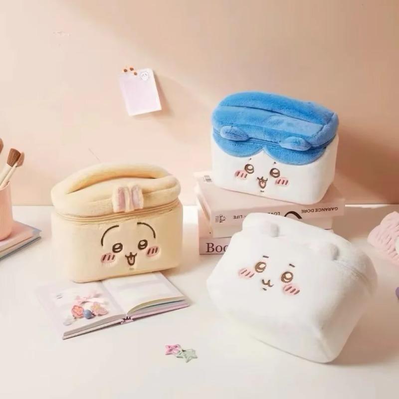 Trousse à cosmétiques en peluche Chiikawa Grande capacité Trousse de rangement de voyage pour cosmétiques et produits de soin de la peau Mignon sac fourre-tout de dessin animé Cadeaux d'anniversaire