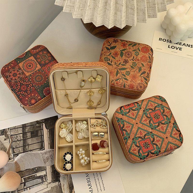 Retro Leather Jewelry Box for Earrings, Rings, and Necklaces - Anti-Oxidation, Portable Travel Storage.