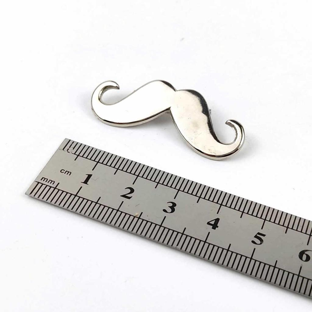 [F NODE] Beard Pin Brooch, Men's Stylish Baron Motif, Approx. 4cm, Fun and Unique (Silver)