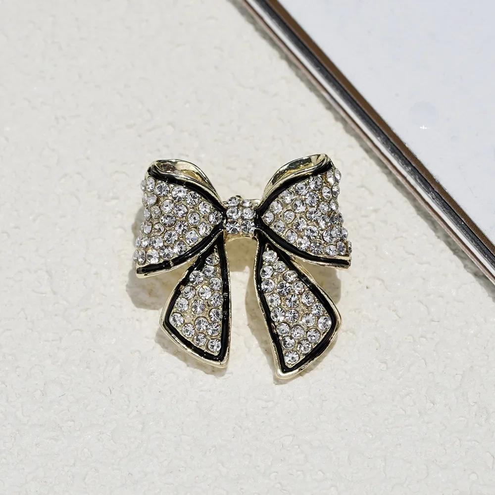 Fashionable Brooches for Woman Shiny Rhinestone Alloy Flower Decorative Brooch Women's Blouse Accessories