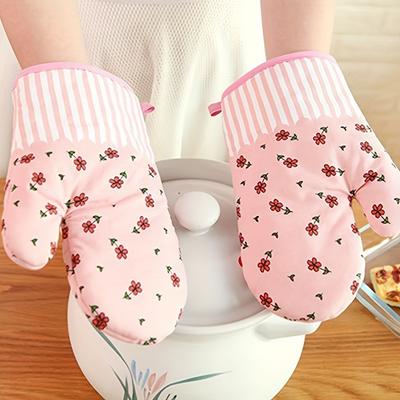 A Pair of 2pcs Pastoral Style Thickened Plaid Microwave Oven Thermal Insulation Gloves Microwave Oven Gloves Anti-scalding Gloves
