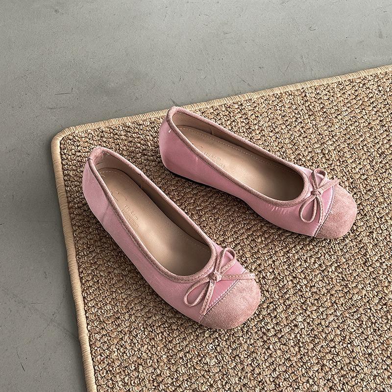 Nové ploché baleríny s mělkou špičkou pro ženy vyzařují ležérní a elegantní styl.