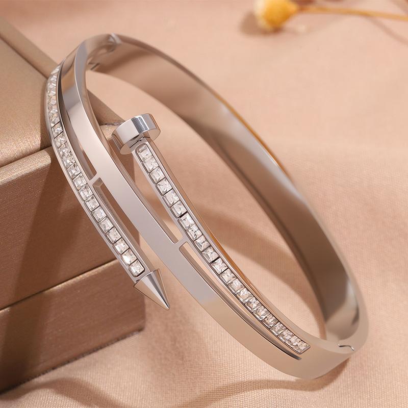 Hot-selling titanium steel bracelet, girls' high-end sense of fashion, popular light luxury in Europe and the United States, Gypsy star love diamond