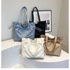 Contemporary Versatile Tote Bag For Casual Outfits With Spacious Design And Sleek Zipper Closure