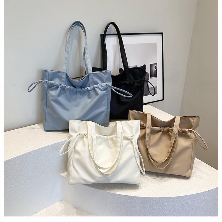 Contemporary Versatile Tote Bag For Casual Outfits With Spacious Design And Sleek Zipper Closure